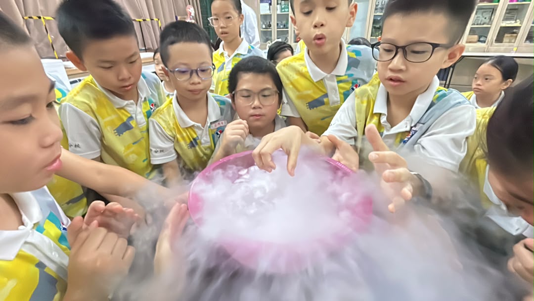 9月12日时中分校科学实验课:干冰实验