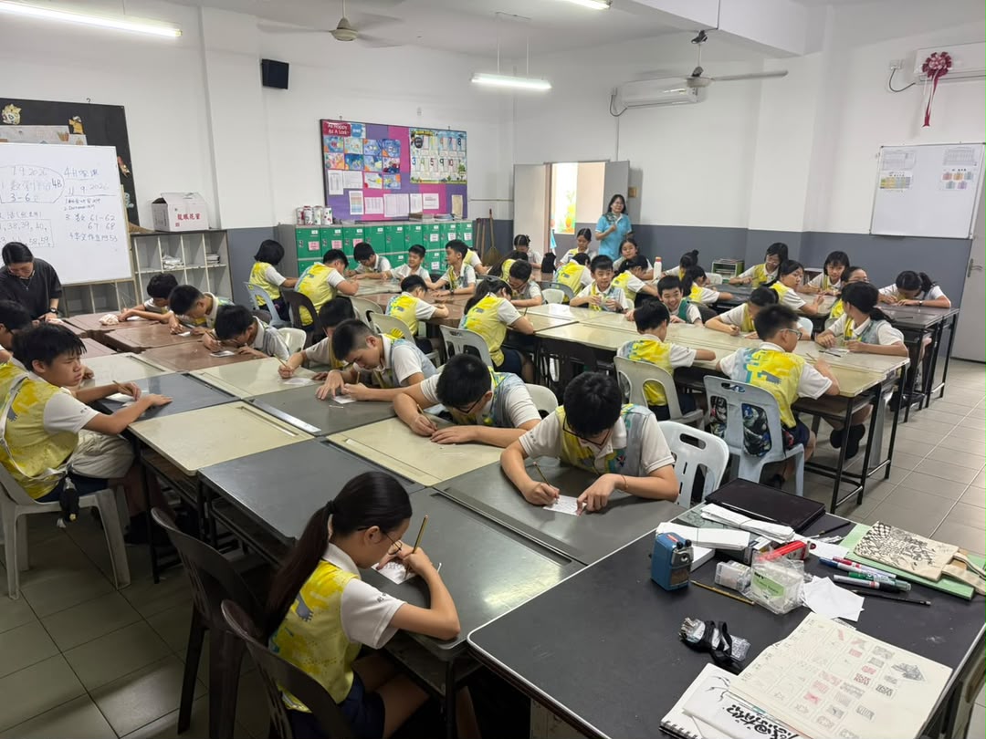 9月12日时中分校禅绕画课:专注绘画
